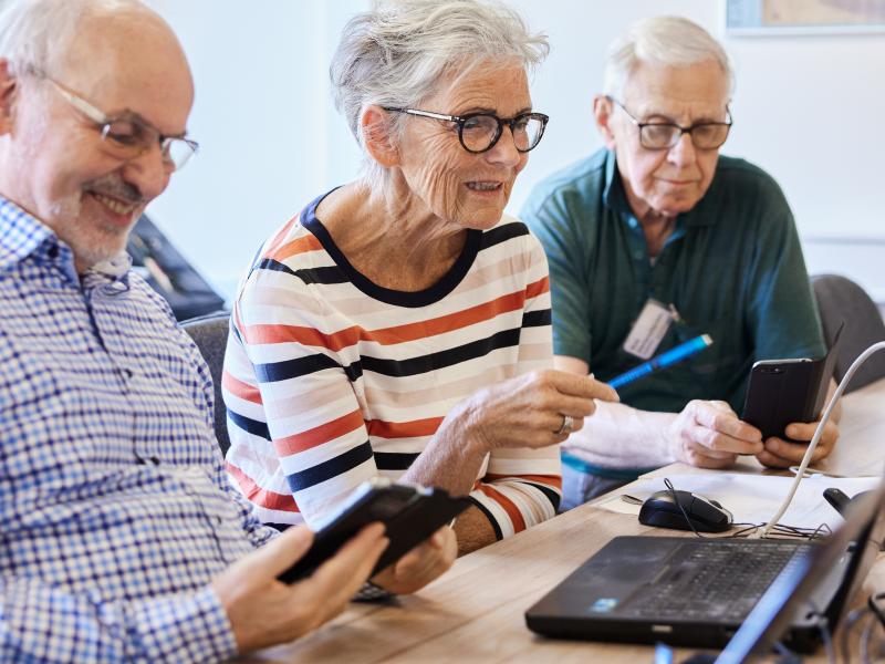 Ældre der får hjælp til deres PC og smartphone